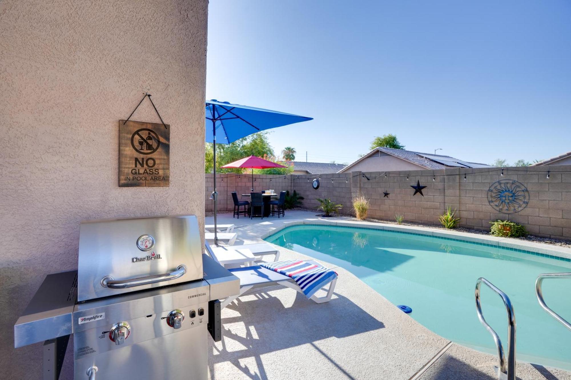 Sunny Surprise Getaway With Private Yard And Pool Villa Luaran gambar