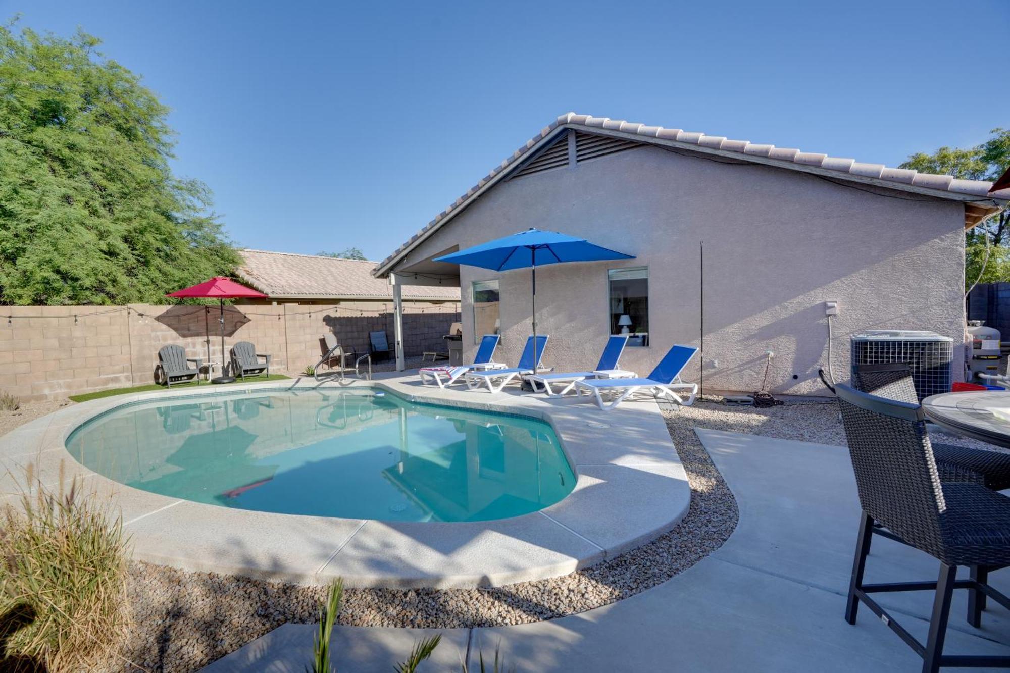 Sunny Surprise Getaway With Private Yard And Pool Villa Luaran gambar