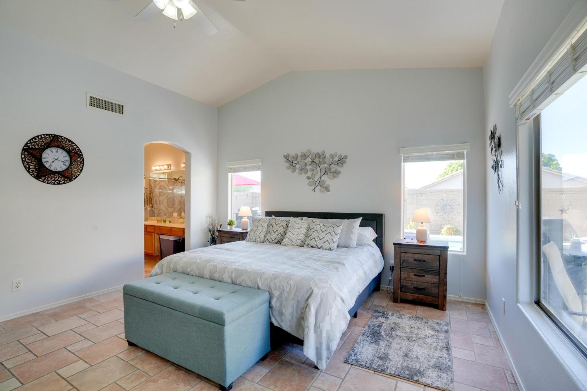 Sunny Surprise Getaway With Private Yard And Pool Villa Luaran gambar