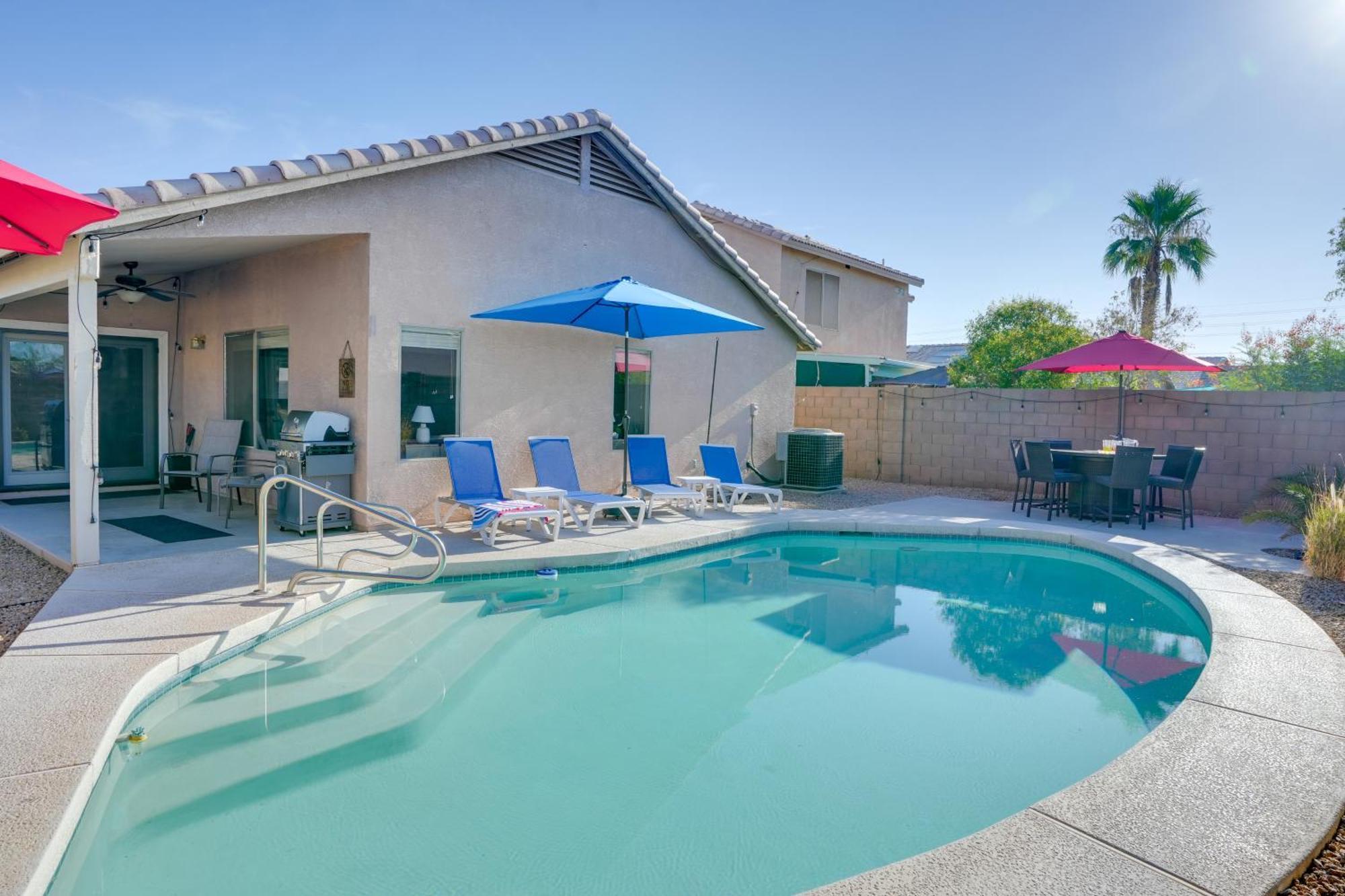 Sunny Surprise Getaway With Private Yard And Pool Villa Luaran gambar